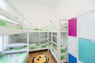 Хостелы Hostel MUZeYNY Киев Общий шестиместный номер для мужчин и женщин-2