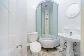 Хостелы Hostel MUZeYNY Киев Общий шестиместный номер для мужчин и женщин-9