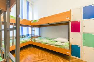 Хостелы Hostel MUZeYNY Киев Общий шестиместный номер для мужчин и женщин-12
