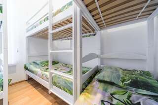 Хостелы Hostel MUZeYNY Киев Общий шестиместный номер для мужчин и женщин-15