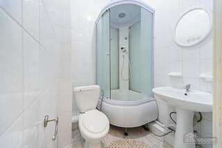Хостелы Hostel MUZeYNY Киев Общий шестиместный номер для мужчин и женщин-24
