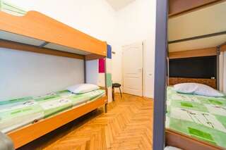 Хостелы Hostel MUZeYNY Киев Общий шестиместный номер для мужчин и женщин-32